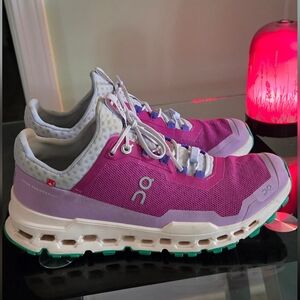 On Cloud Ultra women's Size 8.5 Rhubard Ray Purple and White Athletic Shoes